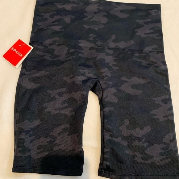 Spanx Look At Me Now Lamn Bike Shorts L Black Camo New - Picture 1 of 4